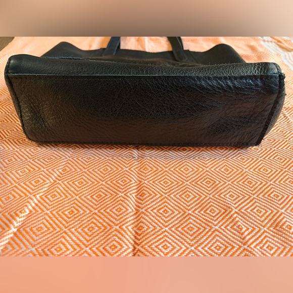 Elegant Black Leather Tote Bag - Picture 3 of 9